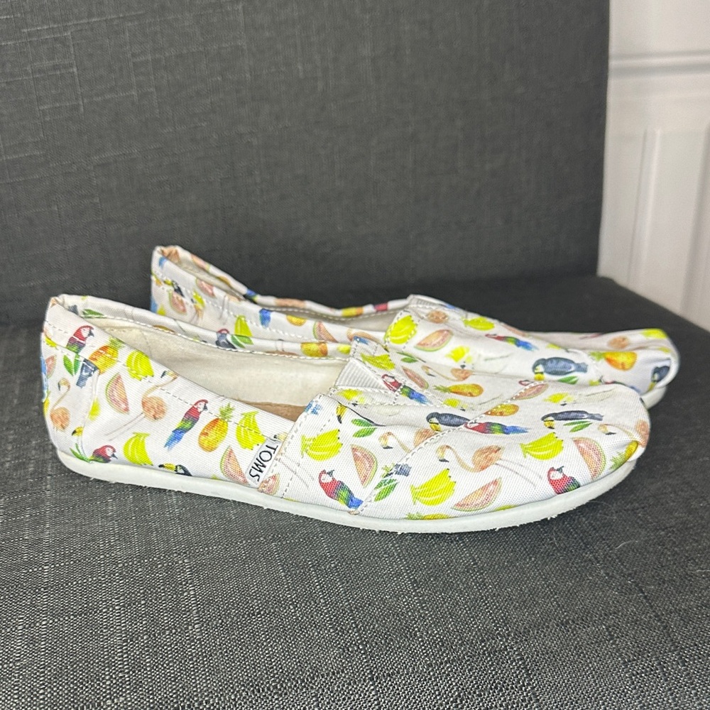Toms Size 7 White with Colorful Fruit Tropical Print Shoes - Picture 2 of 9